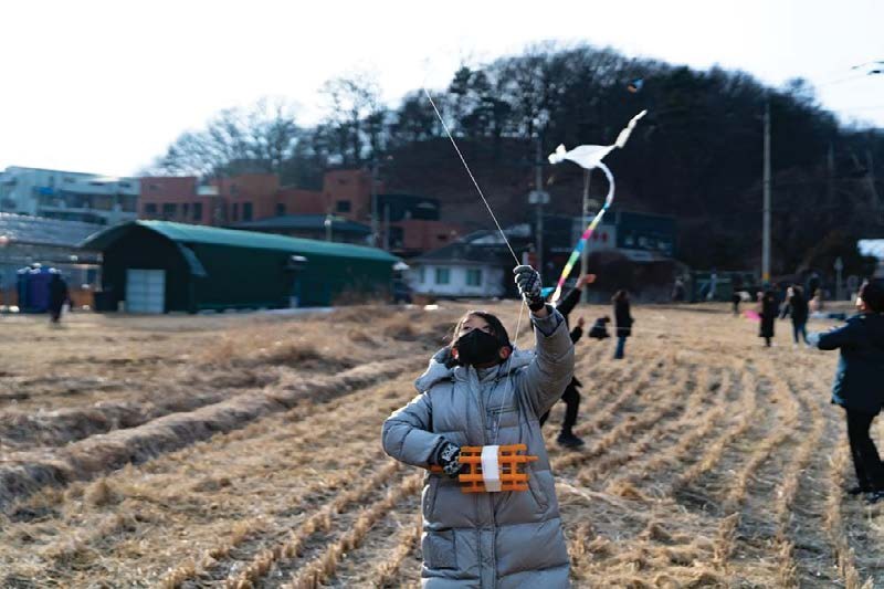 마스크를 쓰고 연을 날리는 아이