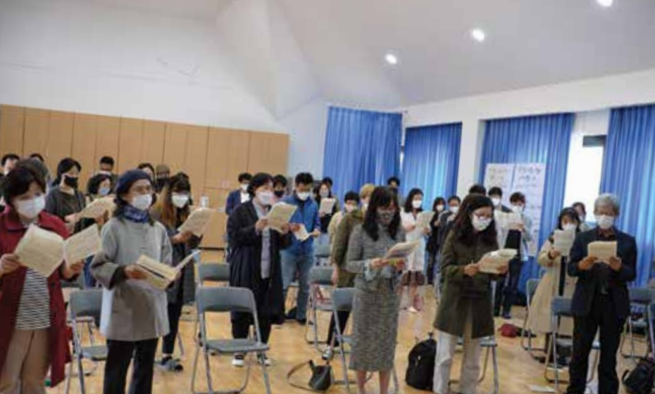 2021년 한국발도르프학교연합 출범식에서 평화의 춤을 함께 부르는 참석자들